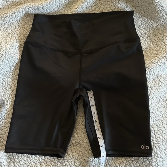 Alo Yoga Airlift High-Waisted Biker Shorts - Picture 6 of 6